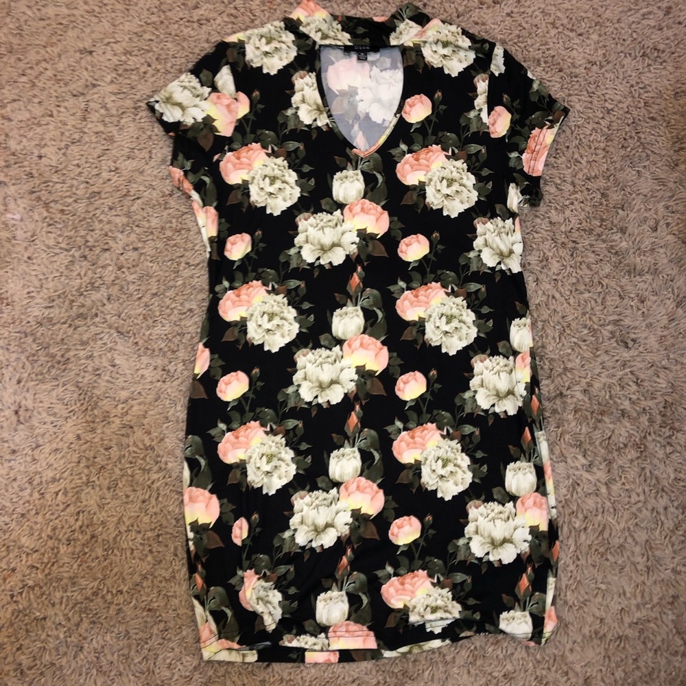 Short dress with floral pattern